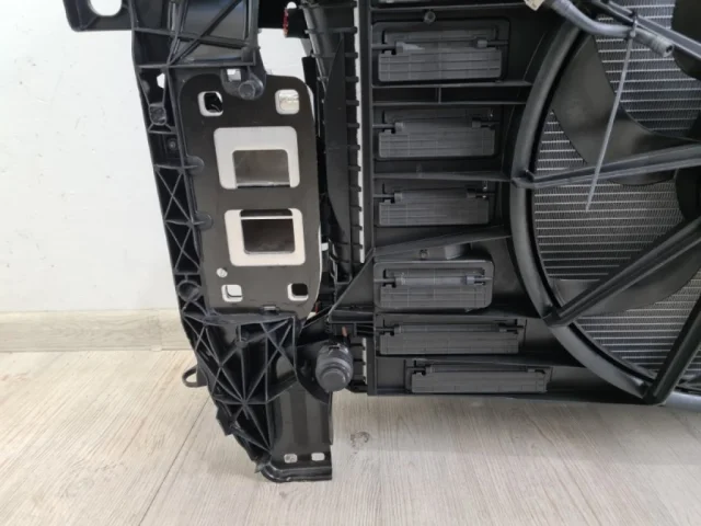 Панель радиатора (телевизор) для Audi Q8 4M 2018-2023 на фотографиях