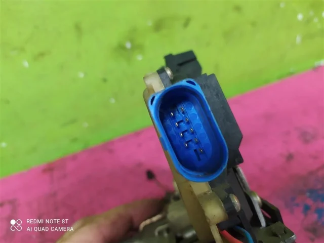 Уплотнитель передней правой двери для Skoda Octavia A5 на фотографиях