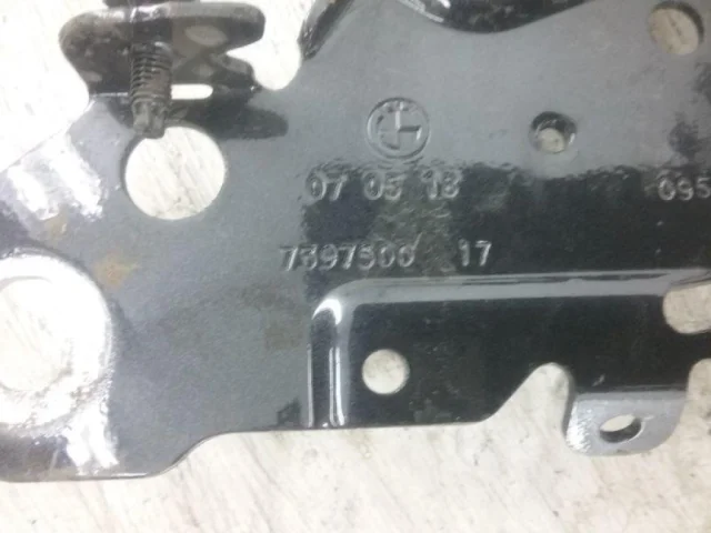 Петля капота правая для BMW X3 G01 2017-2023 на фотографиях