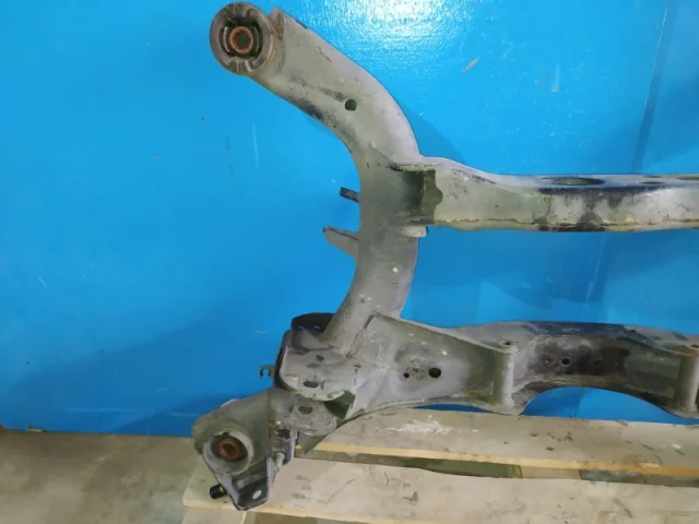 Задний подрамник для Nissan Teana J31 2003-2007 на фотографиях