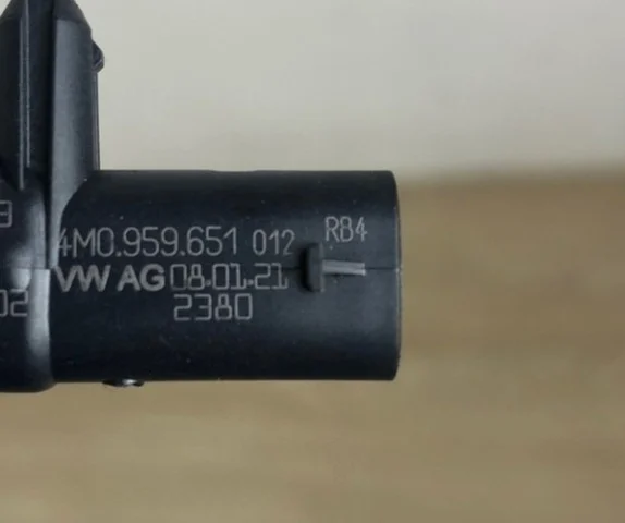 Датчик лобового удара для Audi A4 B9 2015+ на фотографиях