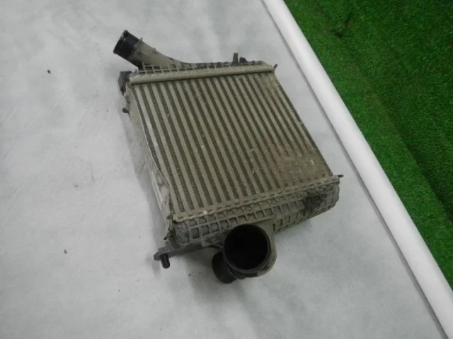 Интеркулер левый для Audi Q8 4M 2018-2023 на фотографиях