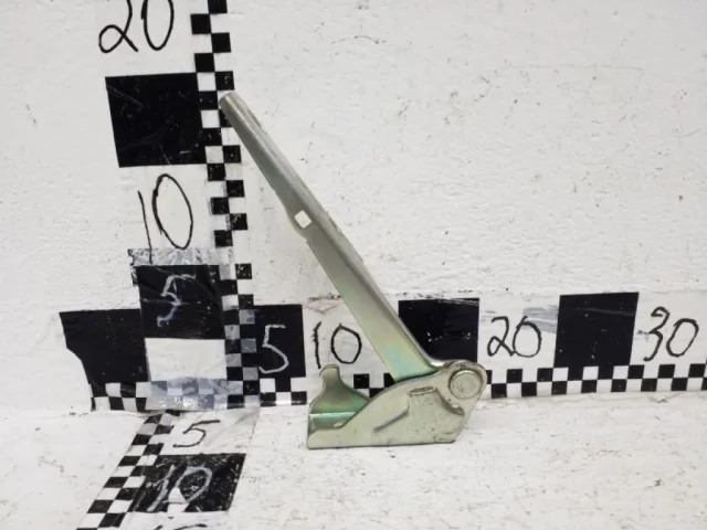 Петля капота левая для Hyundai Accent 2 Седан LC 1999-2012 на фотографиях