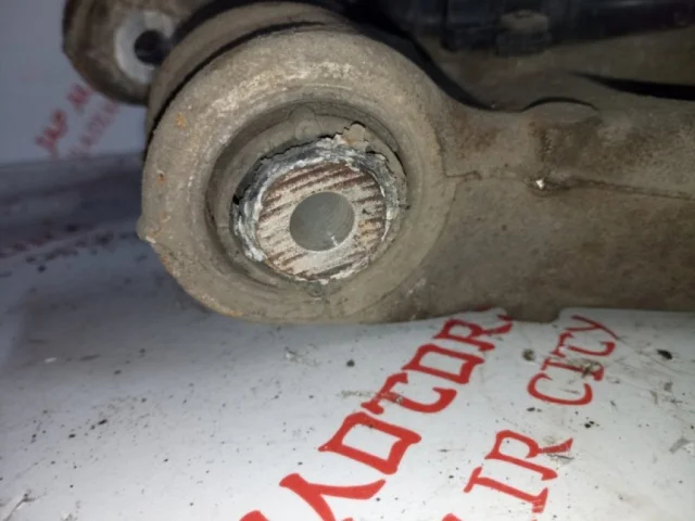 Качающийся рычаг левый для Audi A4 B7 2004-2008 на фотографиях