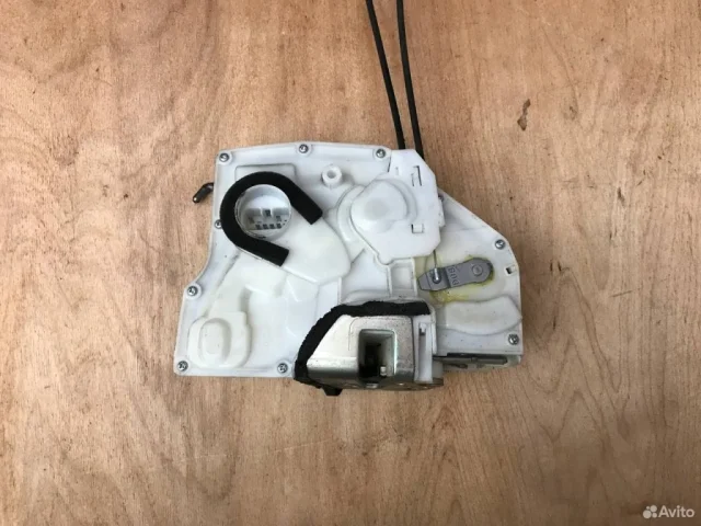 Замок передней левой двери для Suzuki SX4 2006-2009 на фотографиях