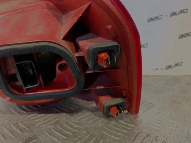 Фонарь внешний левый для Volkswagen Passat Variant (B6, Typ 3C) 2004-2010 на фотографиях