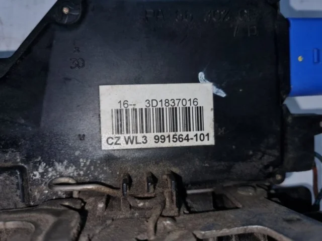 Уплотнитель передней правой двери для Volkswagen Touareg I (7L) 2002-2010 на фотографиях