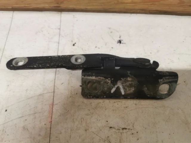 Петля капота левая для Renault Logan 2005-2015 (LS) на фотографиях