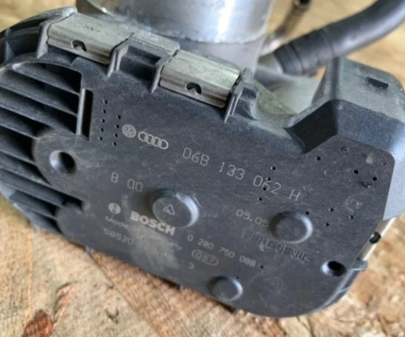 Дроссельная заслонка для Audi A4 B6 Кабриолет 2000-2004 на фотографиях