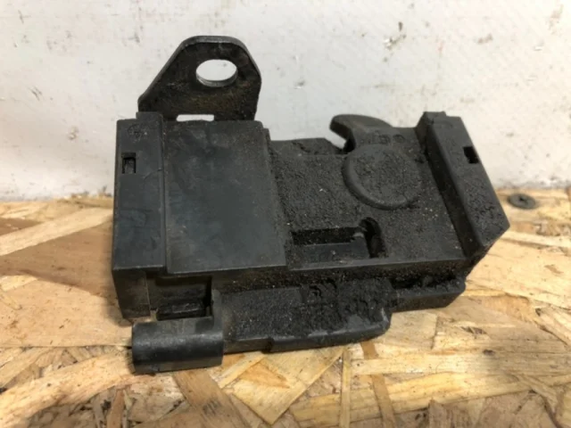 Фиксатор стойки капота для Mercedes-Benz GLK class X204 2008-2016 на фотографиях