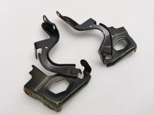 Петля капота правая для Toyota RAV4 XA40 rest 2015-2019 на фотографиях