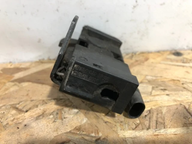 Фиксатор стойки капота для Mercedes-Benz GLK class X204 2008-2016 на фотографиях