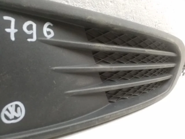 Заглушка ПТФ передняя правая для Volkswagen Polo IV Седан (9N2) 2003-2005 на фотографиях