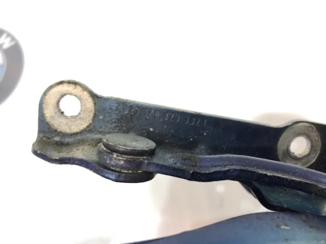 Петля капота правая для Skoda Octavia A5 на фотографиях