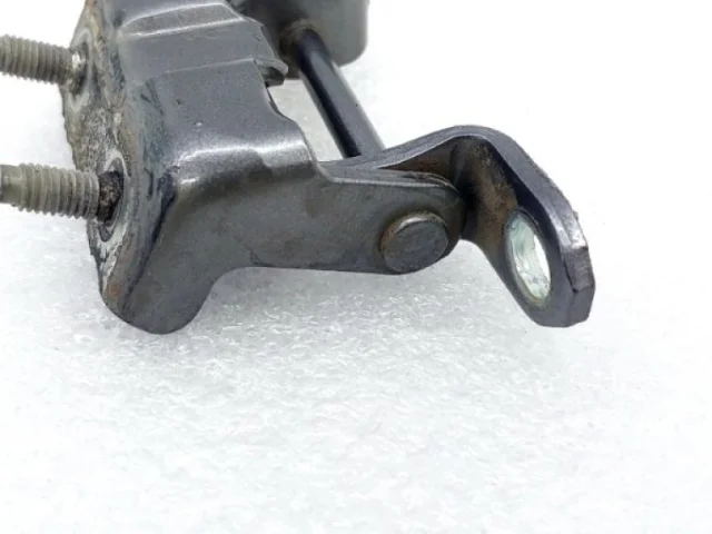 Петля двери задняя правая верхняя для Nissan Qashqai J11 2013-2019 на фотографиях