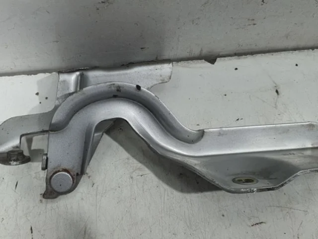 Петля капота левая для Nissan Almera G15 2012-2019 на фотографиях