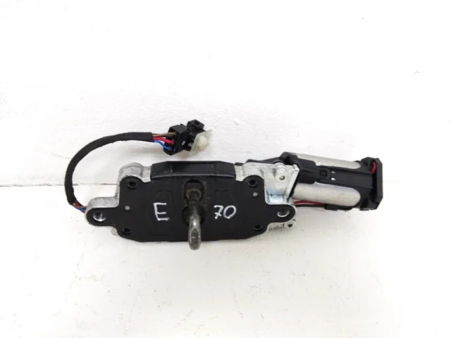 Доводчик двери багажника правый для BMW X5 Е70 2006-2013 на фотографиях