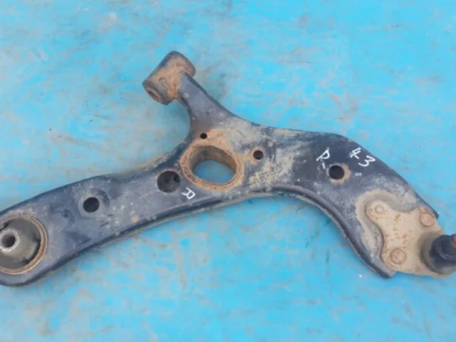 Рычаг передний правый нижний для Toyota RAV4 XA30 2005-2012 на фотографиях