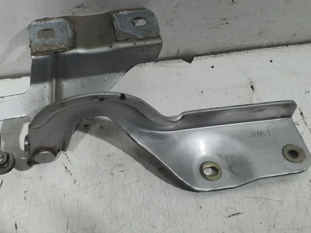 Петля капота левая для Nissan Almera G15 2012-2019 на фотографиях