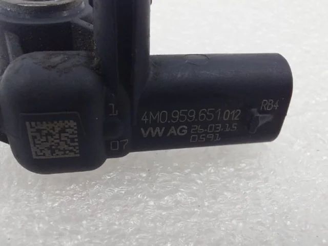 Датчик лобового удара для Audi A4 B9 2015+ на фотографиях