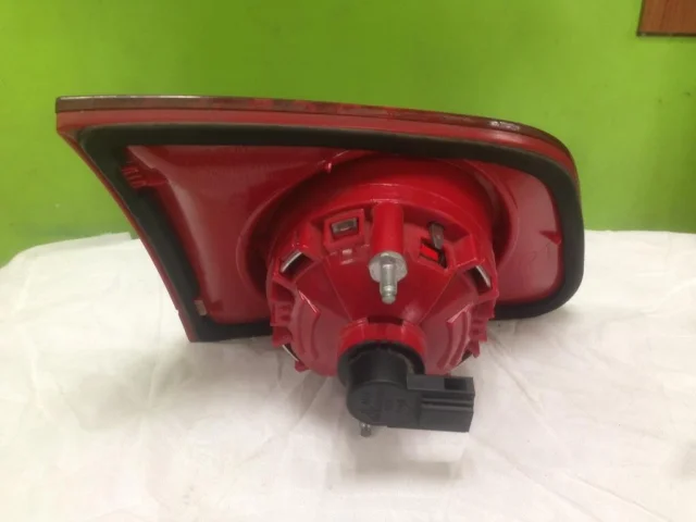 Фонарь внутренний левый для Volkswagen Passat Variant (B6, Typ 3C) 2004-2010 на фотографиях