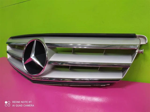Решетка радиатора для Mercedes-Benz C class C204 2008-2015 на фотографиях