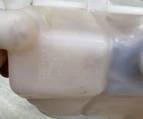 Расширительный бачок радиатора для Audi A4 B7 Avant 2004-2008 на фотографиях