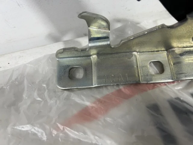 Петля капота левая для Infiniti QX 70 2013-2019 на фотографиях