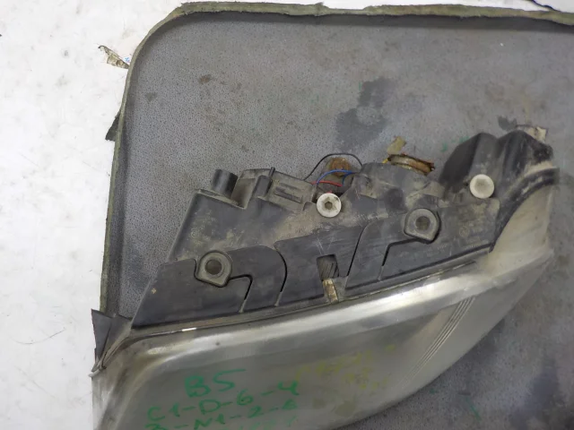 Фары для Volkswagen Passat Variant (B5+ (B5.5), Typ 3BG) 2000-2005 на фотографиях