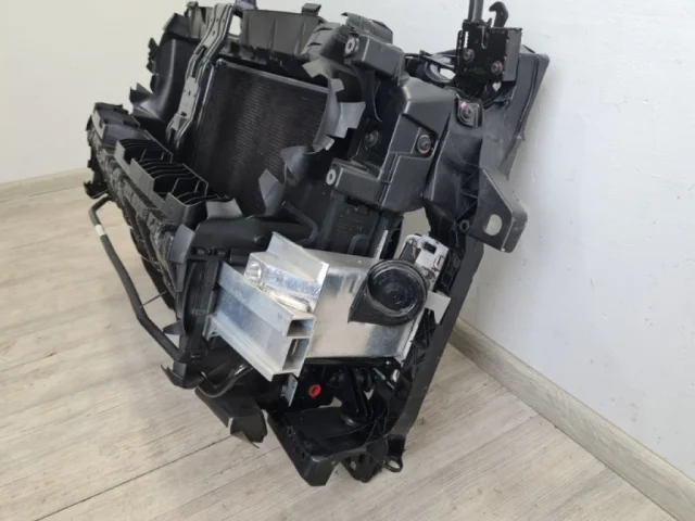 Панель радиатора (телевизор) для Audi Q8 4M 2018-2023 на фотографиях