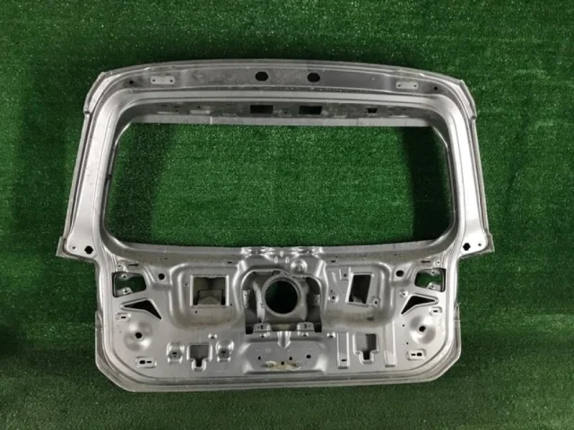 Крышка багажника для Volkswagen Passat (B8) Variant 2014-2019 на фотографиях