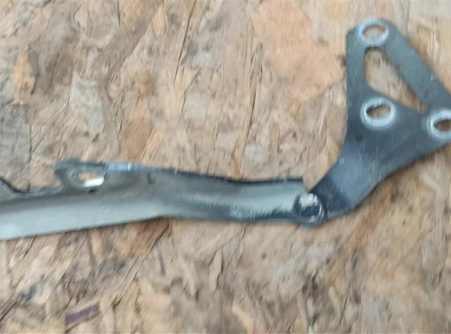 Петля капота правая для Opel Astra H Седан 2004-2014 на фотографиях