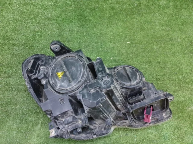 Крышка форсунки фароомывателя левая для Mercedes-Benz C class W204 2007-2014 на фотографиях