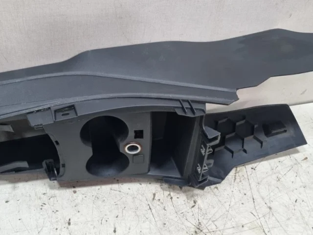 Крышка подлокотника для Volkswagen Polo V (6R) 2009-2014 на фотографиях