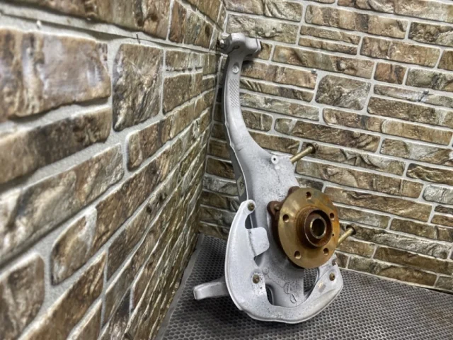 Кулак поворотный левый для Porsche Macan 95B 2014-2023 на фотографиях