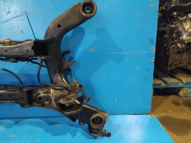 Задняя балка для Nissan Teana J31 2003-2007 на фотографиях