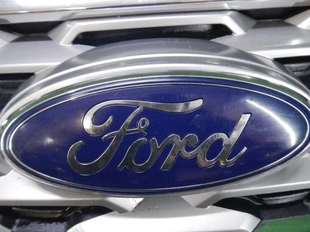 Решетка радиатора для Ford Explorer U502 rest 2014-2019 на фотографиях