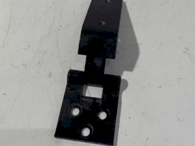 Крепление петли капота для Mercedes-Benz S class W221 2005-2013 на фотографиях