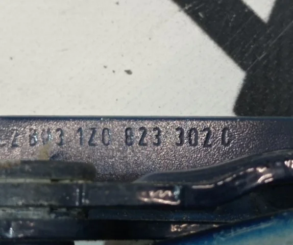 Петля капота правая для Skoda Octavia A5 на фотографиях