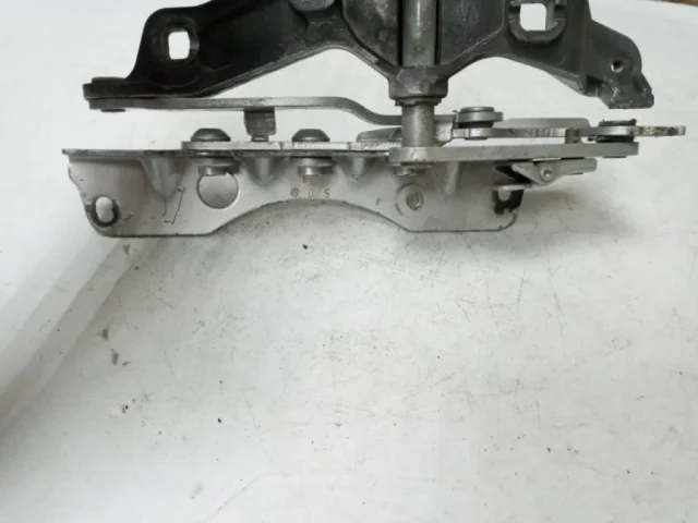 Петля капота левая для Mercedes-Benz S class W221 2005-2013 на фотографиях