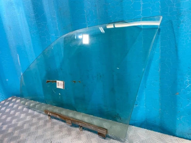 Стекло двери переднее левое для Volkswagen Passat Variant (B4, Typ 3A) 1993-1997 на фотографиях