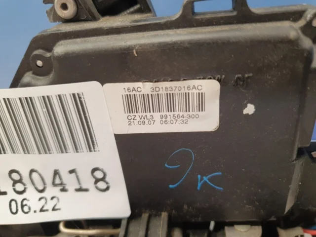 Уплотнитель передней правой двери для Volkswagen Touareg I (7L) 2002-2010 на фотографиях