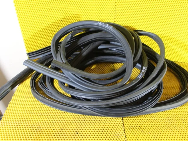 Уплотнитель передней левой двери для Nissan Qashqai J10 2006-2013 на фотографиях