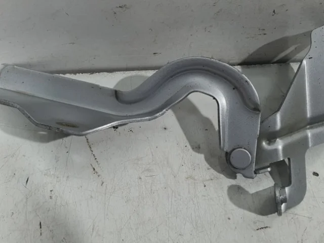 Петля капота левая для Nissan Almera G15 2012-2019 на фотографиях