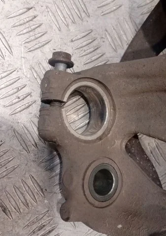 Кулак поворотный правый для Porsche Macan 95B 2014-2023 на фотографиях