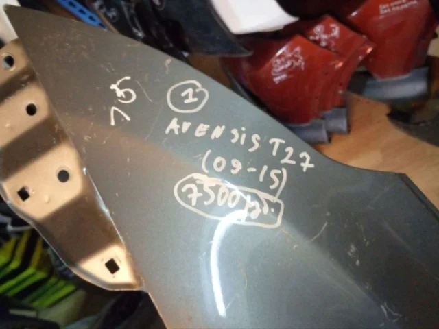 Крылья для Toyota Avensis Универсал T270 2008-2018 на фотографиях