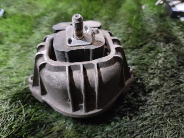 Подушка двигателя задняя левая нижняя для BMW 1er Е82 2007-2014 на фотографиях