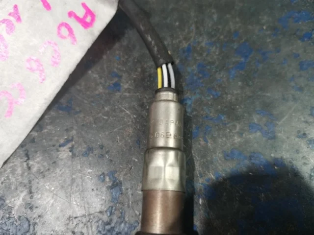 Лямбда-зонд (верхний) для Audi A6 C6 Avant 2004-2011 на фотографиях