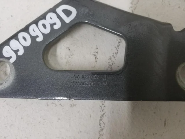 Крепление петли капота для Volkswagen Tiguan II MK2 2016+ на фотографиях