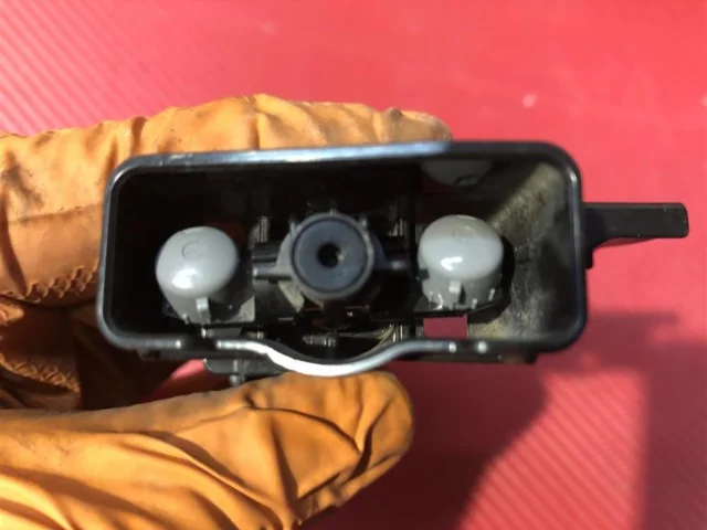 Форсунка фароомывателя правая для Subaru Forester SJ rest 2016-2019 на фотографиях